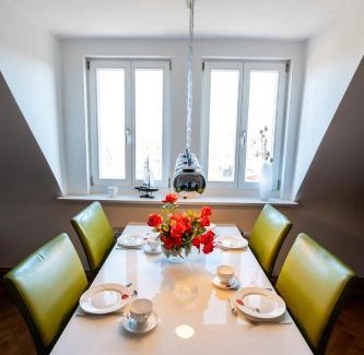 Schleußig Apartment | Doppelhaus- Villa Leipzig Schleußig , moderner Altbau Apartment Dachetage mit 2 Schlafzimmern und separatem Zusatzzimmer , Parkplatz - Balkon - Kamin - Eicheparkett - Arbeitsplatz