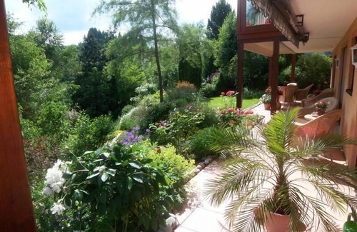 Schonach im Schwarzwald Apartment | Doppelzimmer Du/wc, Frühlingszimmer, Überdachter Terrassenbalkon mit Sichtschutz