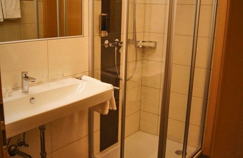 Eben im Pongau House | Doppelzimmer mit Du od. Bad, WC, TV, Tel - Hotel-restaurant Schwaiger