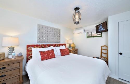 Downtown Santa Fe House | Dos Hermanas Casita 1 Downtown Courtyard