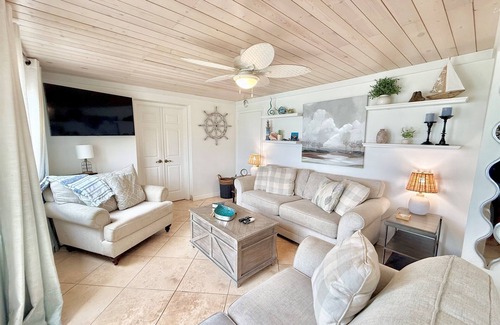 Sunnyside Condo | Dose of the Coast at Pinnacle Port