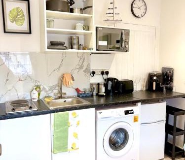 Tea Green Apartment | Double bed studio near airport