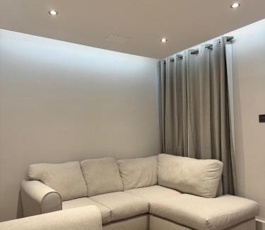 Custom House House | Double Bedroom in private Home- Canning Town by London Excel