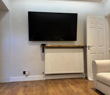Custom House House | Double Bedroom in private Home- Canning Town by London Excel