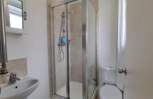 Cubitt Town House | Double Bedroom with a balcony and ensuite bathroom for short or long stay in London Canary Wharf with direct train from Heathrow, also convenient from Stansted and Gatwick airport, 10 minutes to London City Airport and Excel, 16 minutes to Westminster