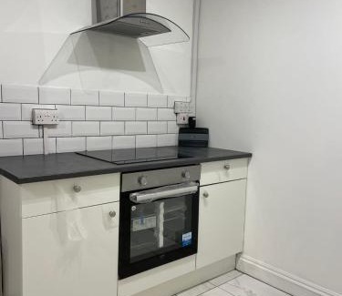 Cubitt Town House | Double Bedroom with a balcony and ensuite bathroom for short or long stay in London Canary Wharf with direct train from Heathrow, also convenient from Stansted and Gatwick airport, 10 minutes to London City Airport and Excel, 16 minutes to Westminster