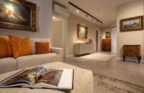 Terni Apartment | Double bedroom with en suite bathroom