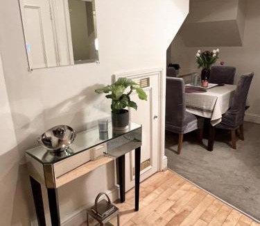 Earl's Court House | Double bedroom with en-suite bathroom in Chelsea - central London - share apartment