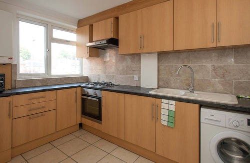 Plaistow and Sundridge Apartment | Double Bedroom with Shared Amenities - Rear