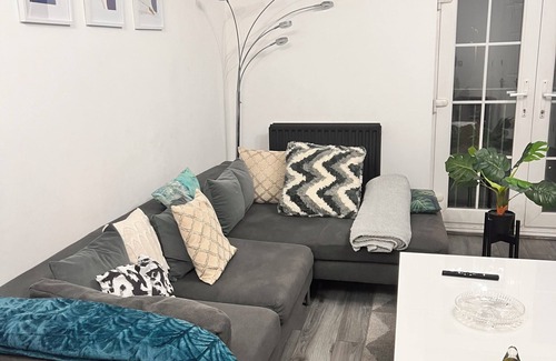 Leeds Apartment | Double en-suite bedroom with a kingsized bed in a shared 2 bedroom apartment.