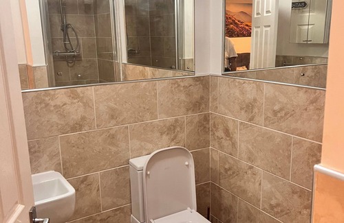 Leeds Apartment | Double en-suite bedroom with a kingsized bed in a shared 2 bedroom apartment.