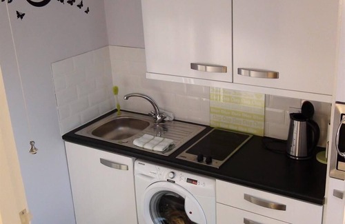 Park Apartment | Double-Ensuite- 2 Split Level Sofa Myfanwy Studio