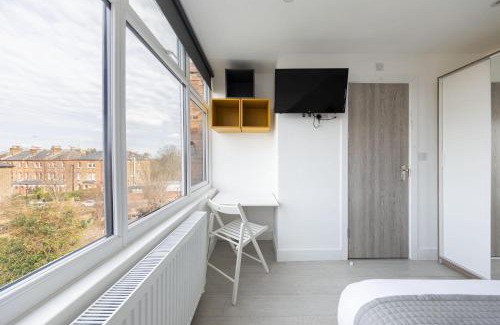 St. George's Apartment | Double Ensuite Sleeps 2 Long Term Welcome With Garden View