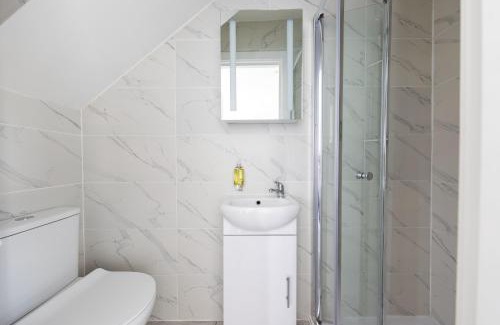 St. George's Apartment | Double Ensuite Sleeps 2 Long Term Welcome With Garden View