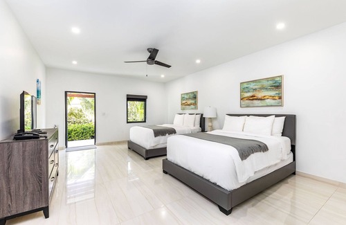 Grace Bay Hotel | Double Queen Bed Suite — Steps to Grace Bay, Pool, Bikes, Free WiFi