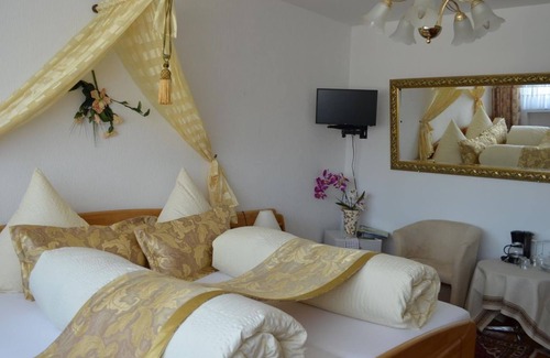 Leiwen Bed & Breakfast | Double room bath/WC, room 5 - Ferienweingut Jostock-Hermes