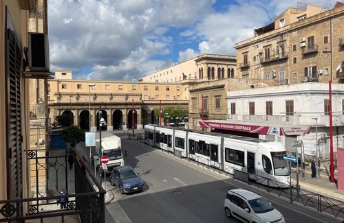 Corso dei Mille - Sant'Erasmo House | Double room, bright with a view of Palermo central station (3)