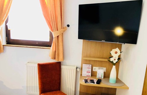 Rheinhausen Cottage | Double Room, Cat A, Non Smoking, Toilet and Shower - Hotel Werneths Landgasthof Hirschen