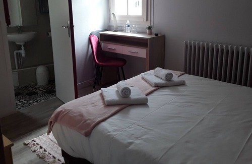Chinon Bed & Breakfast | Double room-Classic-Ensuite with Shower-City view-1er étage