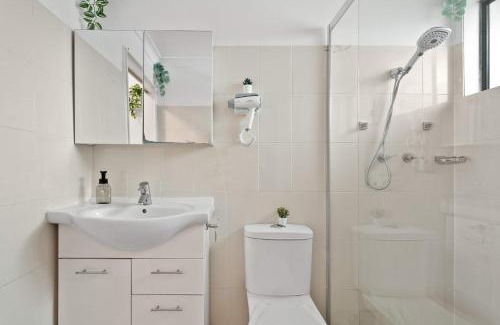 Peakhurst House | Double Room in Peakhurst - Centrally Located - Shared Bathroom