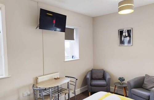 Gorseinon Apartment | Double Room, Kitchen, Parking
