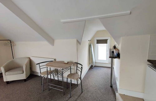 Gorseinon Apartment | Double Room, Kitchen, Parking