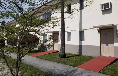 Miami Springs Apartment | Double Room Near Curtiss Mansion MIA