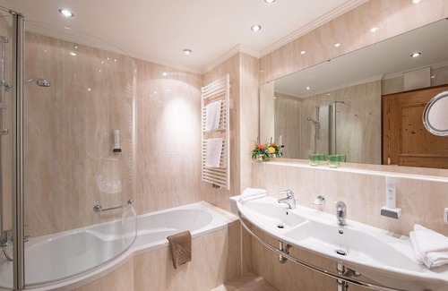 Zell am See Hotel | Double room, shower or bath, WC, Superior - Zum Hirschen, Hotel