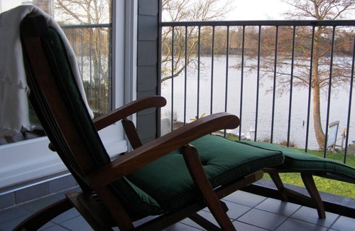 Niederkleveez House | Double room, shower, toilet, lake view - Fährhaus Niederkleveez