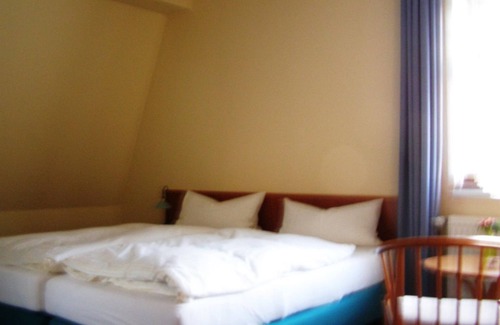 Niederkleveez House | Double room, shower, toilet, lake view - Fährhaus Niederkleveez