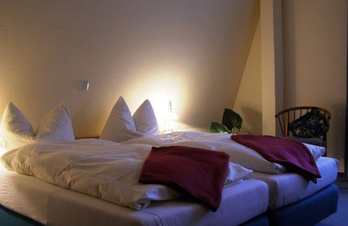 Niederkleveez House | Double room, shower, toilet, lake view - Fährhaus Niederkleveez