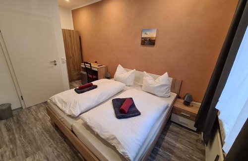 Plauen Bed & Breakfast | Double room, shower, WC, comfort, extra bed possible. - Pension Anno1866