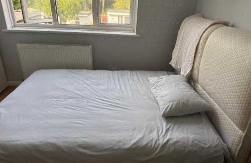 Stonecot House | Double Room studio For Guest in Sutton