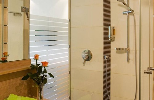 Pirna House | Double room superior, shower, toilet - aktiv Sporthotel