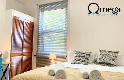Hanwell Apartment | Double Room with a shared Kitchen and bathroom in a 5-Bedroom House at Hanwell