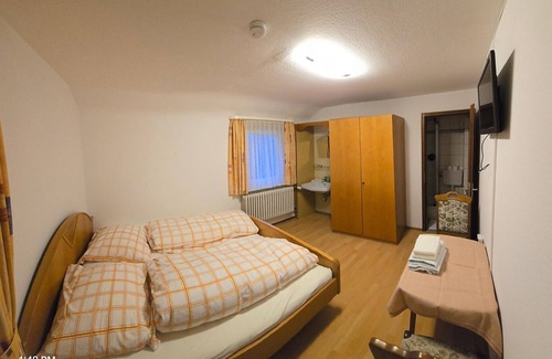 Enzklosterle Apartment | Double room with balcony and shower and WC