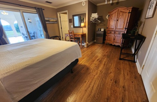 Lookout Valley Neighborhood Association Cabin | Double Room with King Bed and Balcony