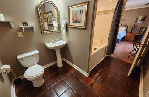 Lookout Valley Neighborhood Association Cabin | Double Room with King Bed and Balcony