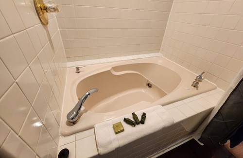 Lookout Valley Neighborhood Association Cabin | Double Room with King Bed and Balcony