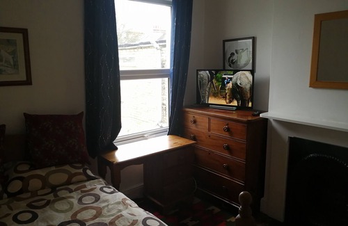 Cambridge House | Double room with private separate shower room