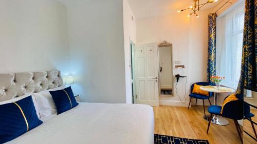 Blackpool Town Center House | Double Room with Private Bathroom Partial Tower view 16 Havelock Street - 5