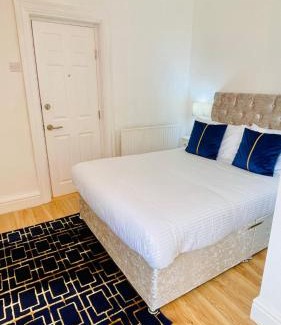 Blackpool Town Center House | Double Room with Private Bathroom Partial Tower view 16 Havelock Street - 5