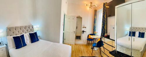 Blackpool Town Center House | Double Room with Private Bathroom Partial Tower view 16 Havelock Street - 5