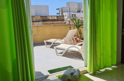 Rabat House | Double Room with private Terrace and Bathroom, close to Mdina