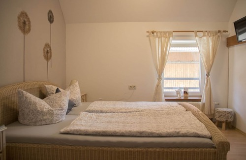 Ravensburg Apartment | Double room with TV and WLAN