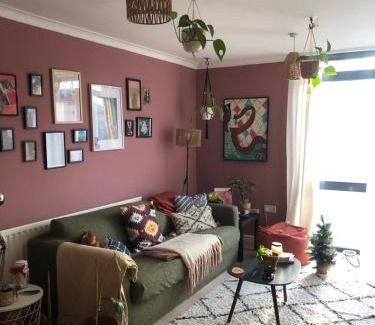 Washington House | Double rooms in relaxing, plant- filled, artsy home!