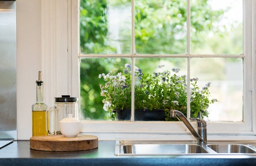 Newstead House | Double Shower, log fire, Romantic Stay. Newstead Cute historic gold field towns