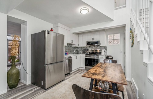 Hillhurst House | Double suite in the heart of DT Sleeps 15!