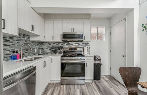 Hillhurst House | Double suite in the heart of DT Sleeps 15!