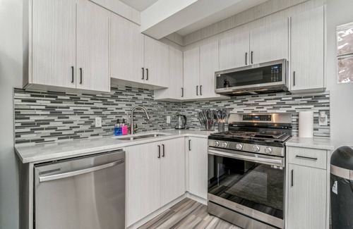 Hillhurst House | Double suite in the heart of DT Sleeps 15!
